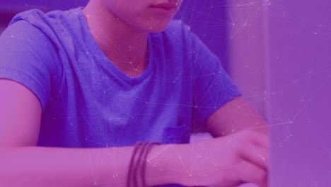 animación de una red de conexiones que se mueve sobre un escolar usando una computadora portátil en el aula
