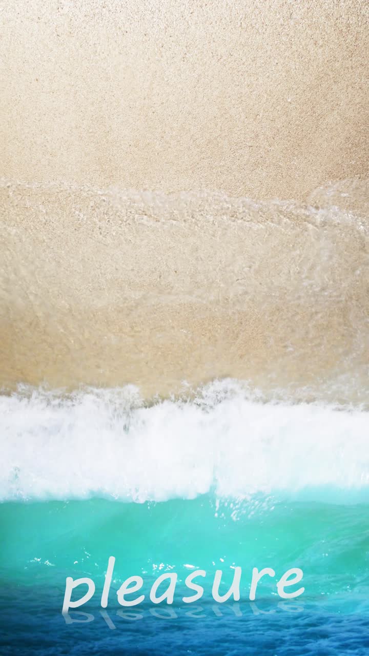 летний пляжный знак на тропическом побережье с бирюзовой водой и голубым небом