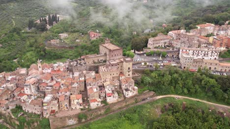 Luftumlaufbahn-Castello-Brancaccio,-Umgeben-Von-San-Gregorio-Da-Sassola