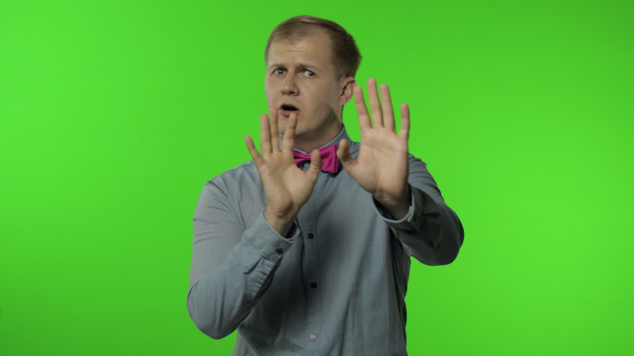 hombre asustado con su propia fobia, levantando las manos, en pánico miedo de mirar, evento de horror, asustado