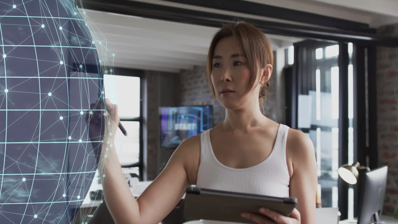 연결 및 데이터 처리에 대한 지구상의 애니메이션 아시아 사업가 사무실에서