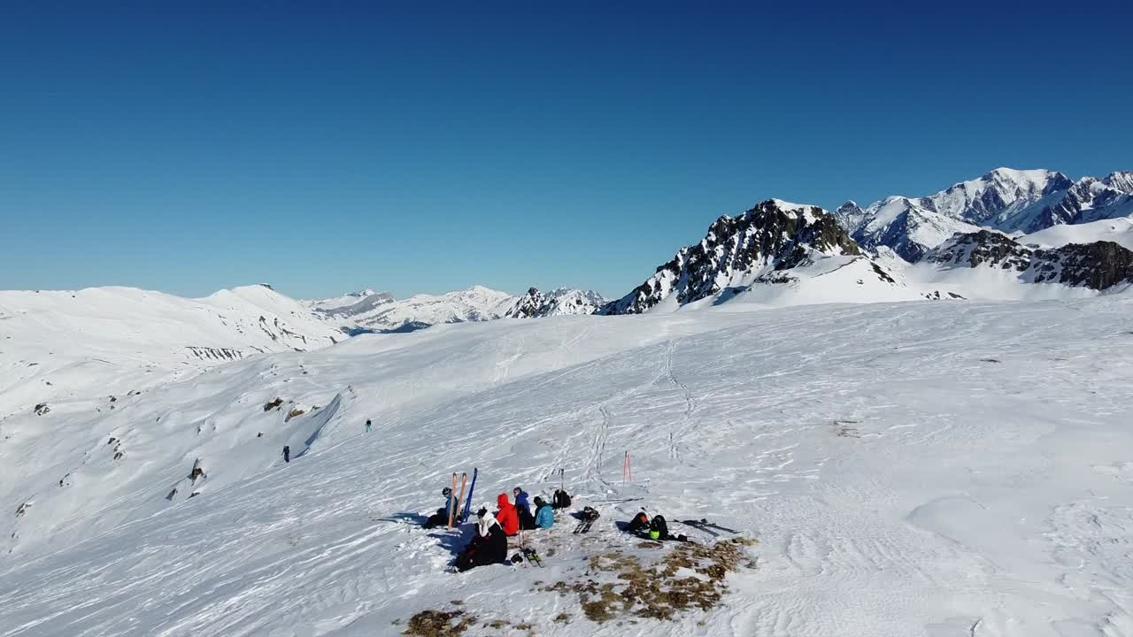 The mountains is great in the winter. Skiing is a active lifestyle. Randoneé.