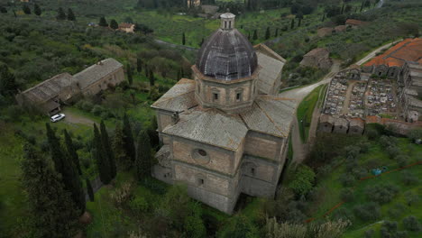 vistas aéreas de arezzo: descubra la magnífica iglesia de santa maría de las gracias al calcinaio