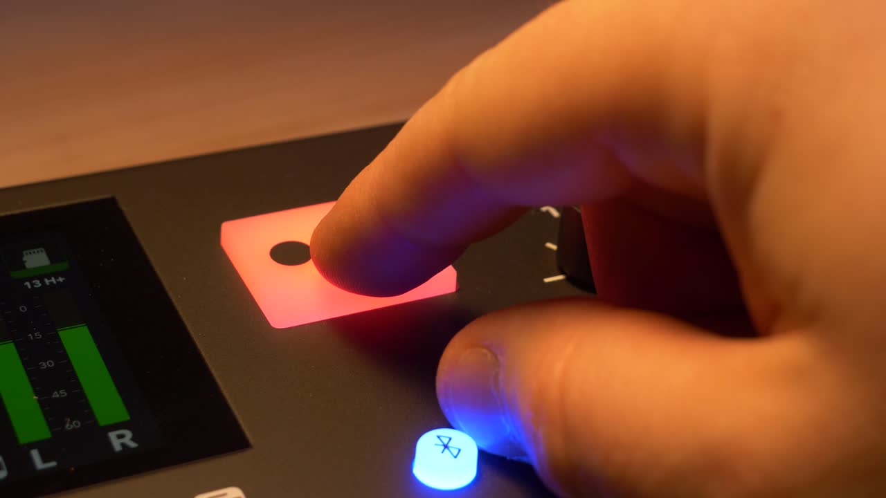 el dedo está apagando el botón de grabación después de grabar el podcast