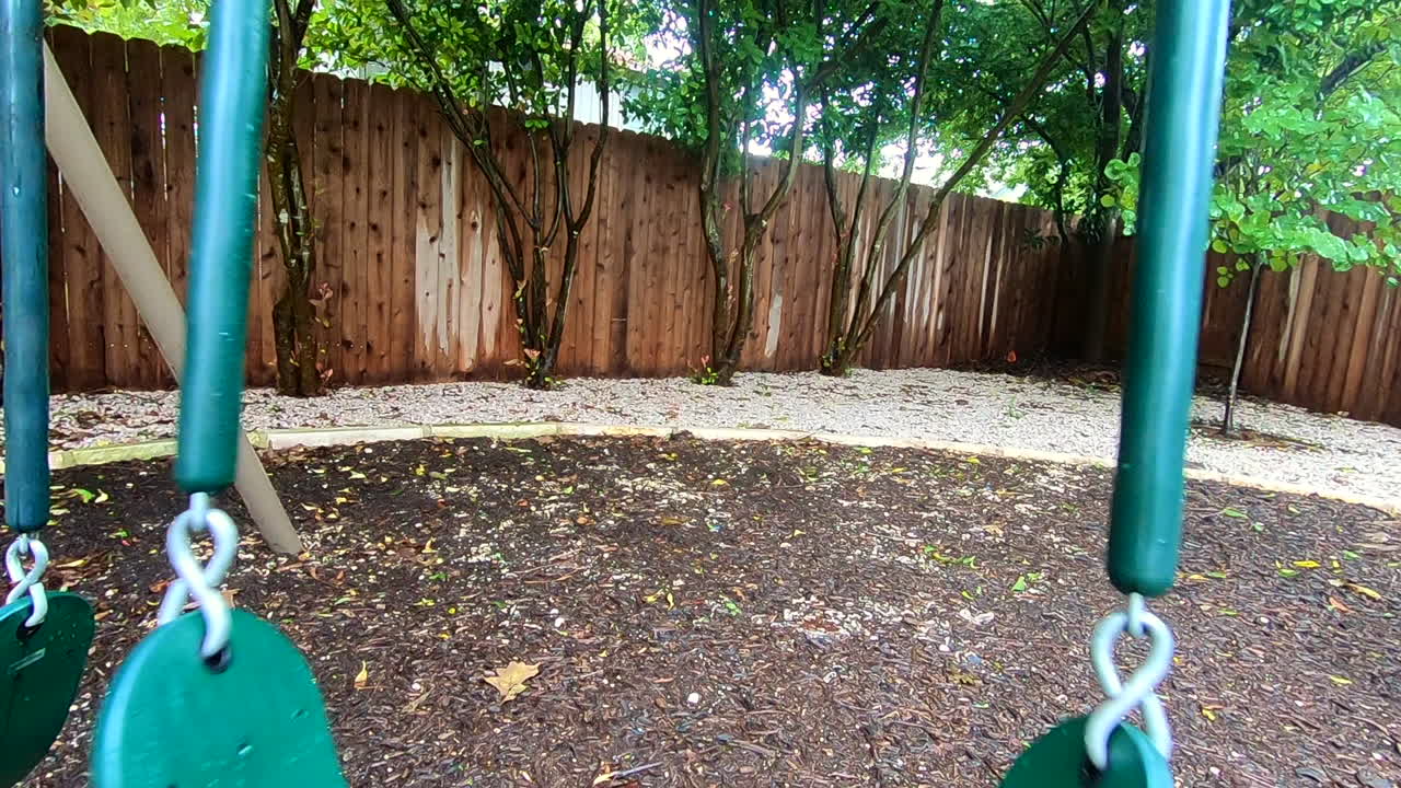 가을 선선한 날씨에 외로운 그네가 뜬다