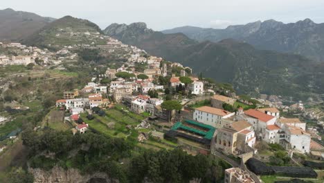 Ravello,-Italia-Con-Telón-De-Fondo-Montañoso-A-La-Luz-Del-Día,-Vista-Aérea