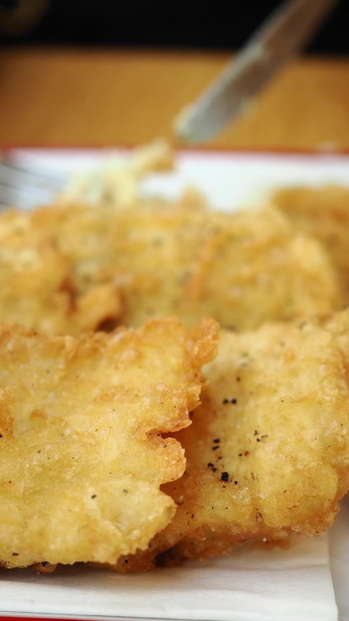 Primo piano di filetti di pesce fritto croccanti con salse d'accompagnamento