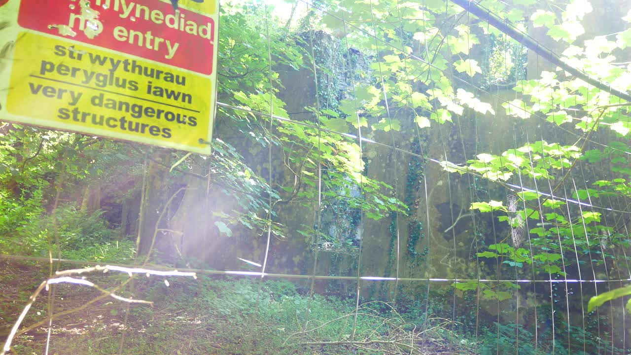 исследование огороженных заброшенных жутких руин шахты в густом заросшем лесу