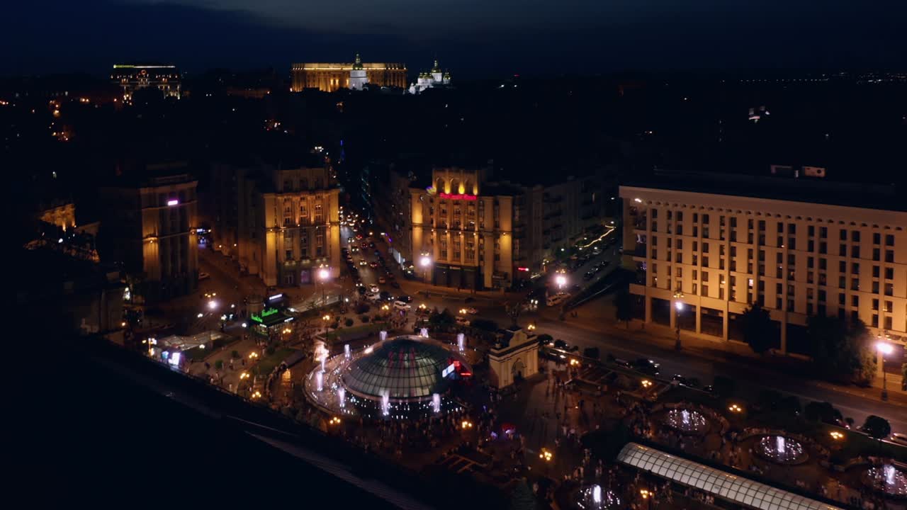 밤에 조명된 키예프 시의  풍경.