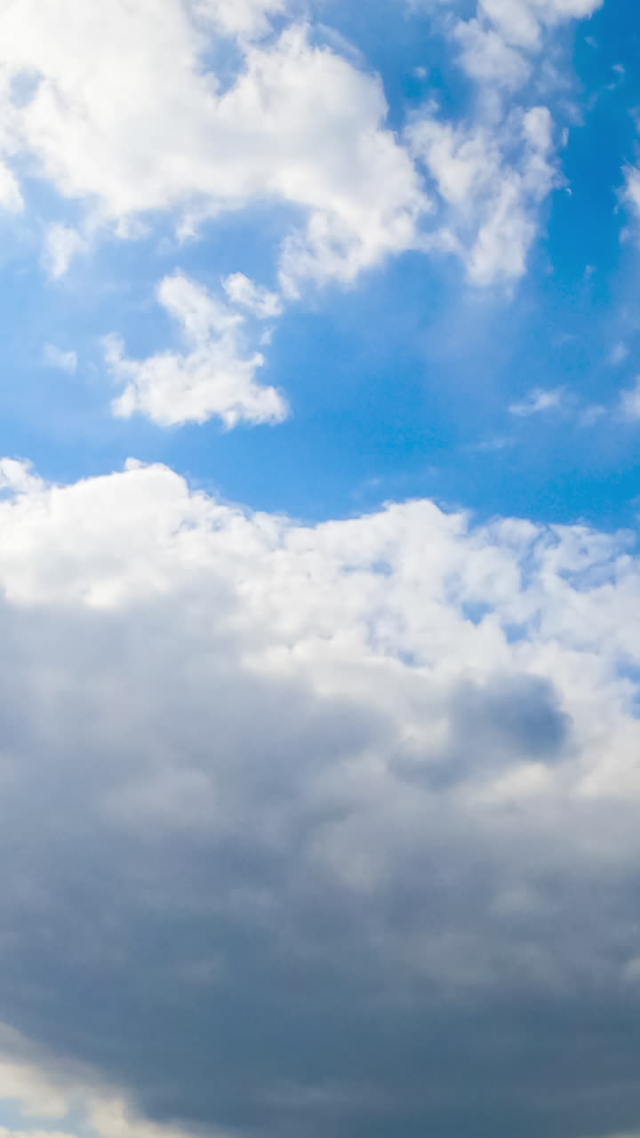 hermoso cielo azul con nubes esponjosas