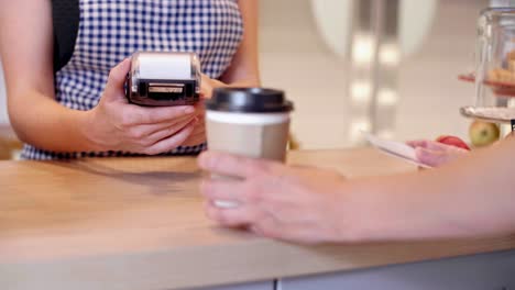 Customer-paying-by-credit-card-at-cafe