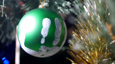 Adorno-Navideño-Verde-Con-La-Huella-De-La-Mano-Blanca-De-Un-Niño