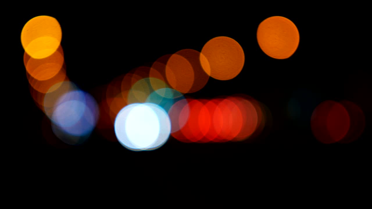 디포커스 된 불빛 로스앤젤레스 거리 추상. 도시 흐릿한 배경. 밤 교통의 움직이는 보케 서클.