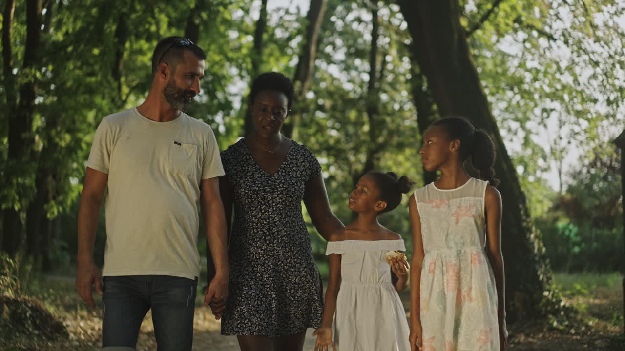 公園で散歩する家族