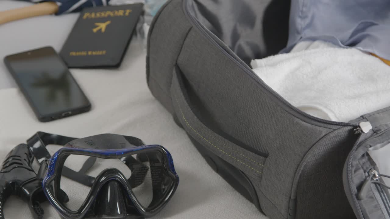 여름 휴가 1을 위해 집에서 침실에서 열려있는 수하물