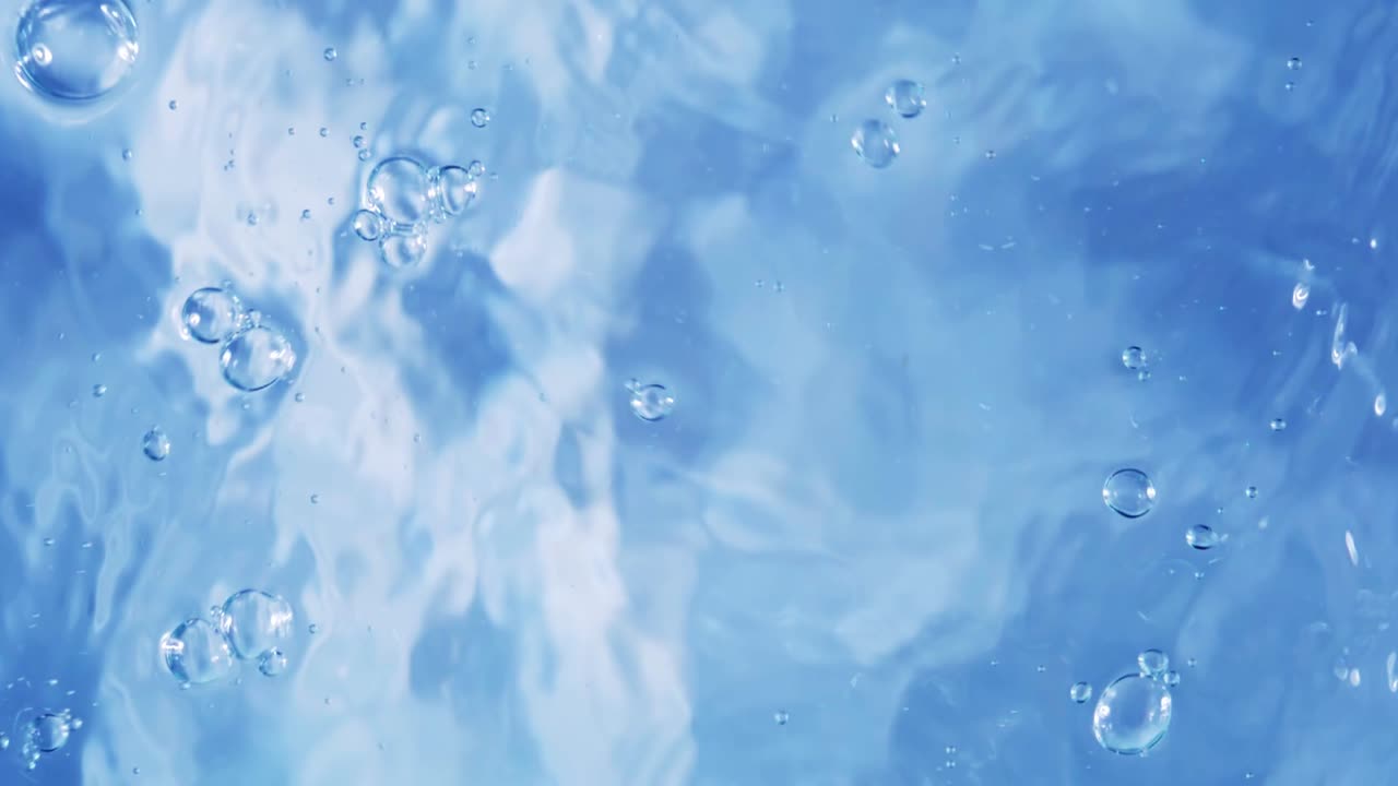 슬로우 모션 물 표면으로 떨어지는 드롭의 상단 보기 및 흰색 배경에 분기 원