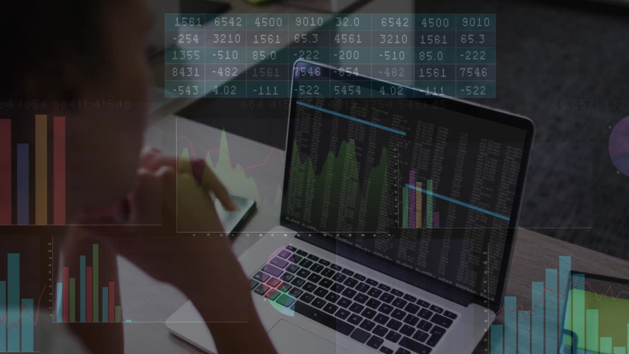 animazione dell'elaborazione dei dati finanziari su una donna d'affari bi-razziale che usa il portatile in ufficio