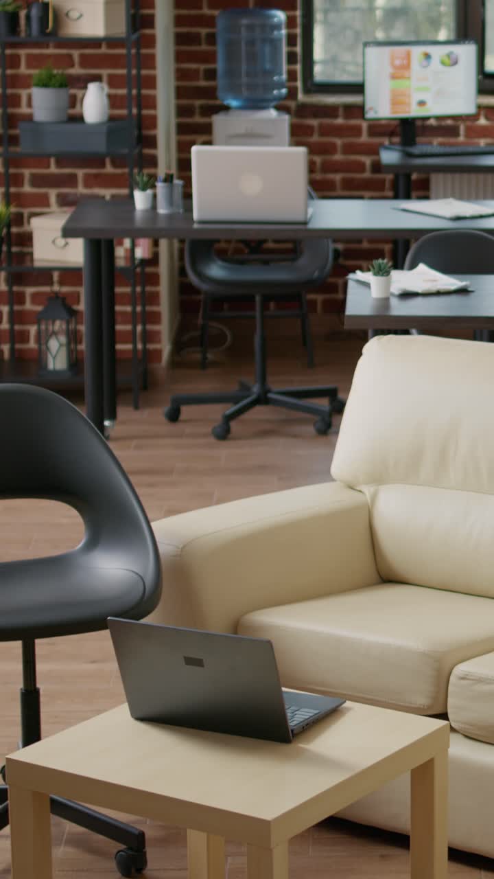 Interno di ufficio moderno con laptop sul tavolo