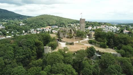 castillo königstein en una colina, alemania, volando alrededor