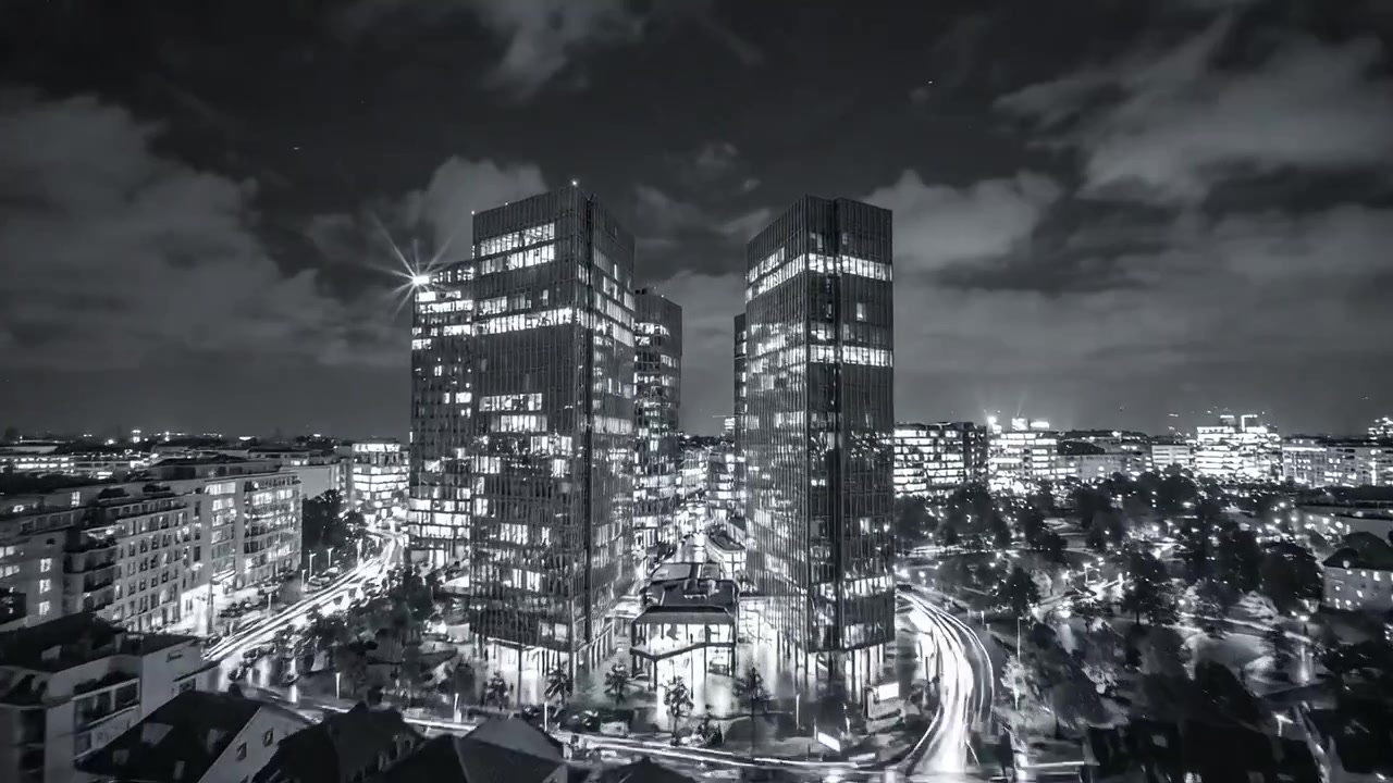Dramático paisaje urbano nocturno: Calles lluviosas y rascacielos iluminados capturados en blanco y negro para una impactante experiencia visual en un área metropolitana