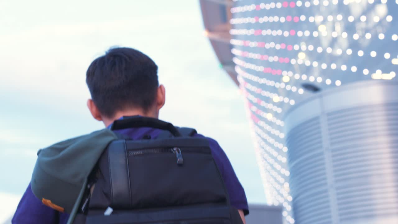 불빛 이 있는 건물 을 지나가는 사람