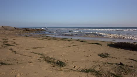 Vista-Estática-Baja-En-La-Playa-Estatal-De-Crystal-Cove-En-Corona-Del-Mar-Ca