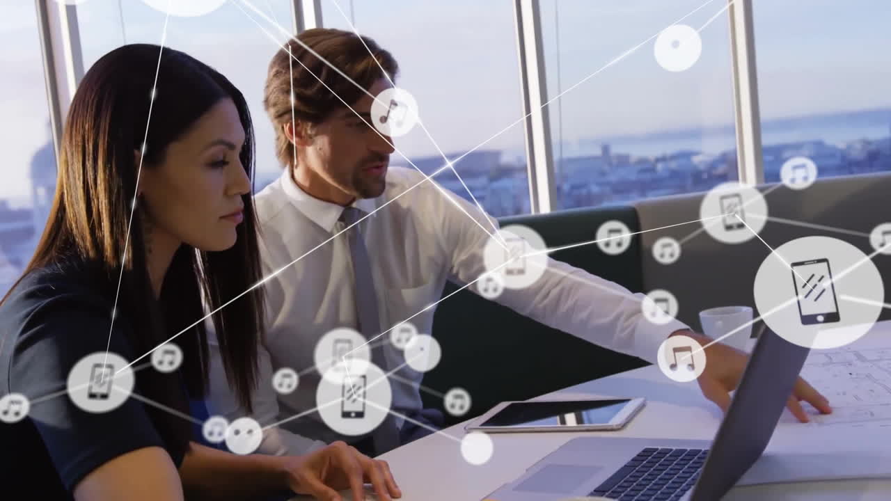 animación de la red de conexiones a través de hombres de negocios caucásicos que usan portátiles en la oficina