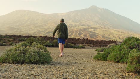 un joven turista de sexo masculino vaga libremente por el desierto de tenerife