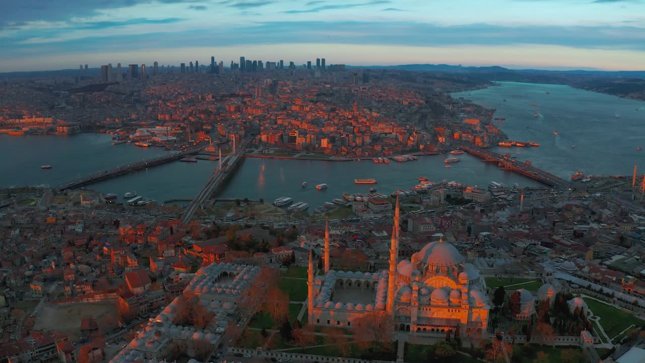 해가 지는 이스탄불의 도시 풍경 - 옛 모스크와 터키의 골든 호른과 보스포루스의 전망. 공중 전망 4k.