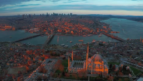 paisaje urbano de estambul al atardecer - antigua mezquita y vista del cuerno de oro y el bósforo en turquía. vista aérea 4k.