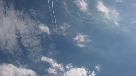 Planeador-Volando-A-Través-De-Hermosos-Cielos-Azules