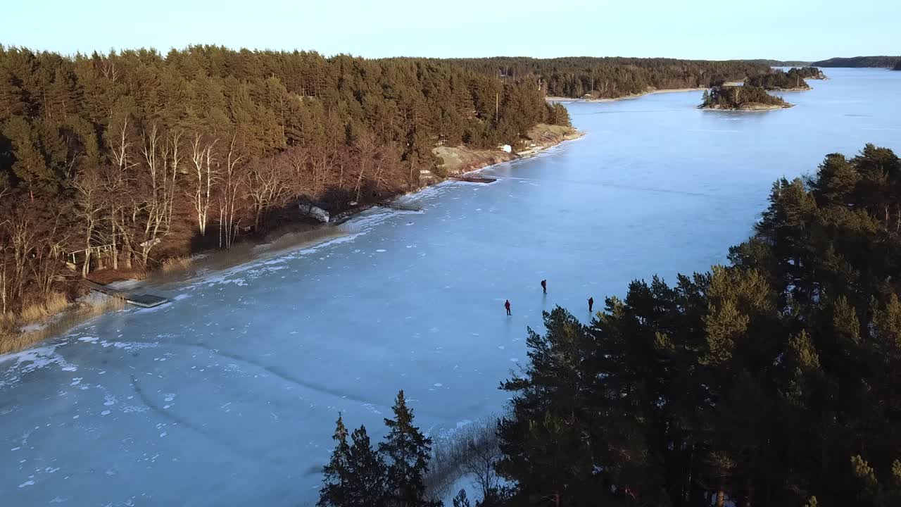 Skridskoåkning på havsis vid Nådendal, Finland