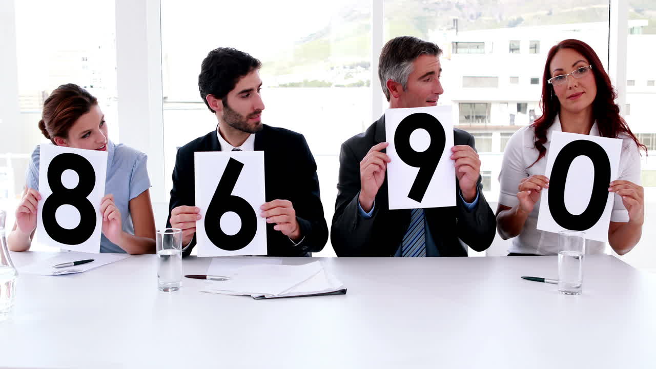 인터뷰 패널이 점수를 올리고 있습니다.