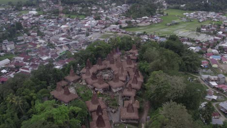 Reveal-shot-of-Kampung-Tarung-authentic-Sumba-village-during-cloudy-day,-aerial