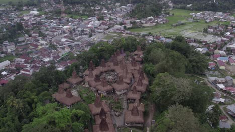 Enthüllen-Sie-Eine-Aufnahme-Des-Authentischen-Sumba-Dorfes-Kampung-Tarung-An-Einem-Bewölkten-Tag,-Aus-Der-Luft