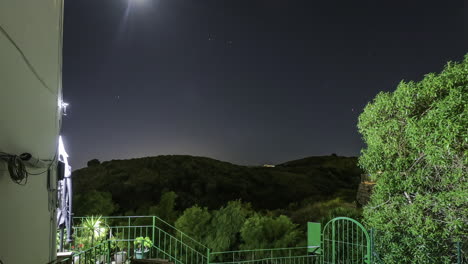 vista del cielo desde una casa rural durante la noche