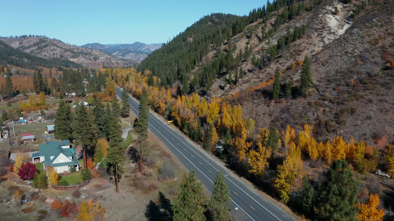 미국 워싱턴의 야생 숲에서 작은 마을을 지나는 자동차