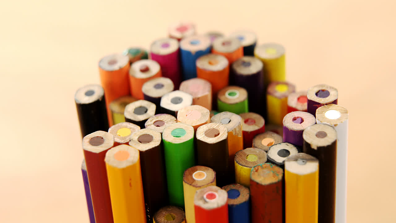 색의 연필 한 어리