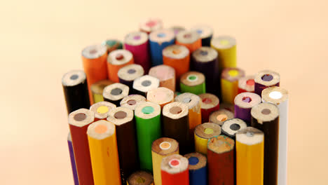 un montón de lápices de color