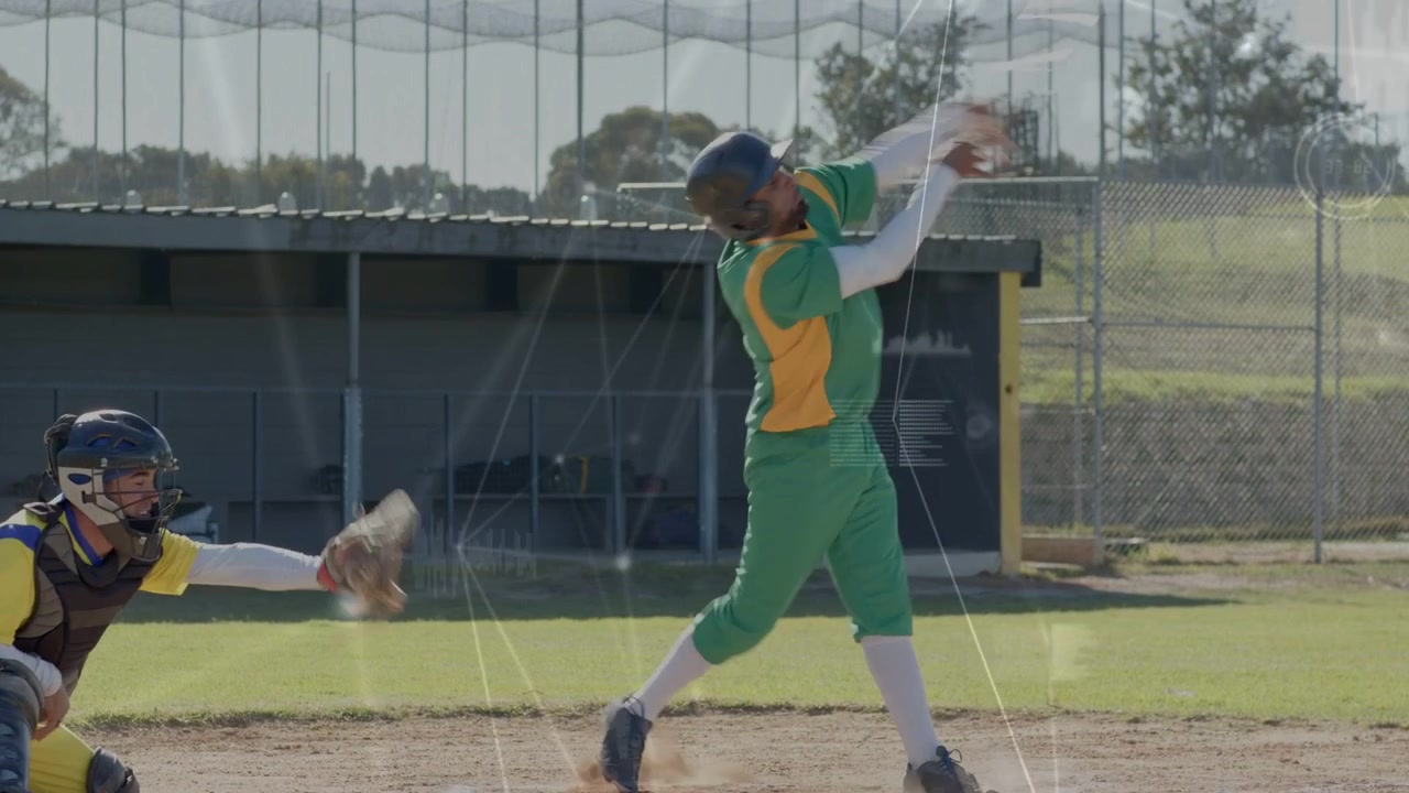 Battitore destrorso che sincronizza lo swing mentre il lancio arriva, correndo verso la prima base mentre l'HUD mostra dati sportivi.