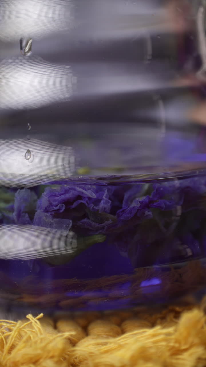 flor púrpura en un frasco de vidrio