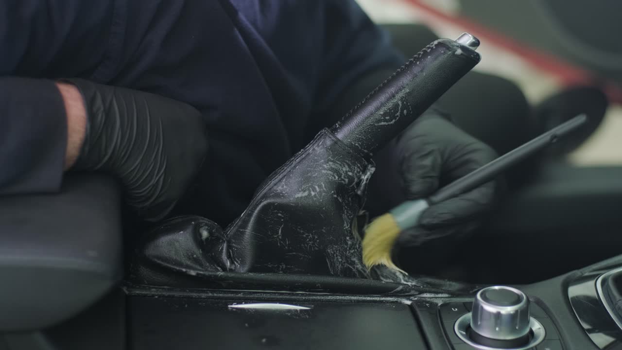 전문적인 자동차 청소: 샤워, 인테리어 디테일링, 차 내부 건조 청소 및 디테일, 차체 및 좌석의 깊은 청소, 자동차 세탁에서 거품을 는, 먼지에서 자동차 패널을 청소, 진공청소기