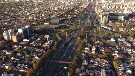 paisaje urbano aéreo en buenos aires y tráfico en la carretera panamericana durante la puesta de sol - toma panorámica de ángulo alto