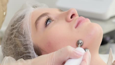 Facial microcurrent treatment for skincare
