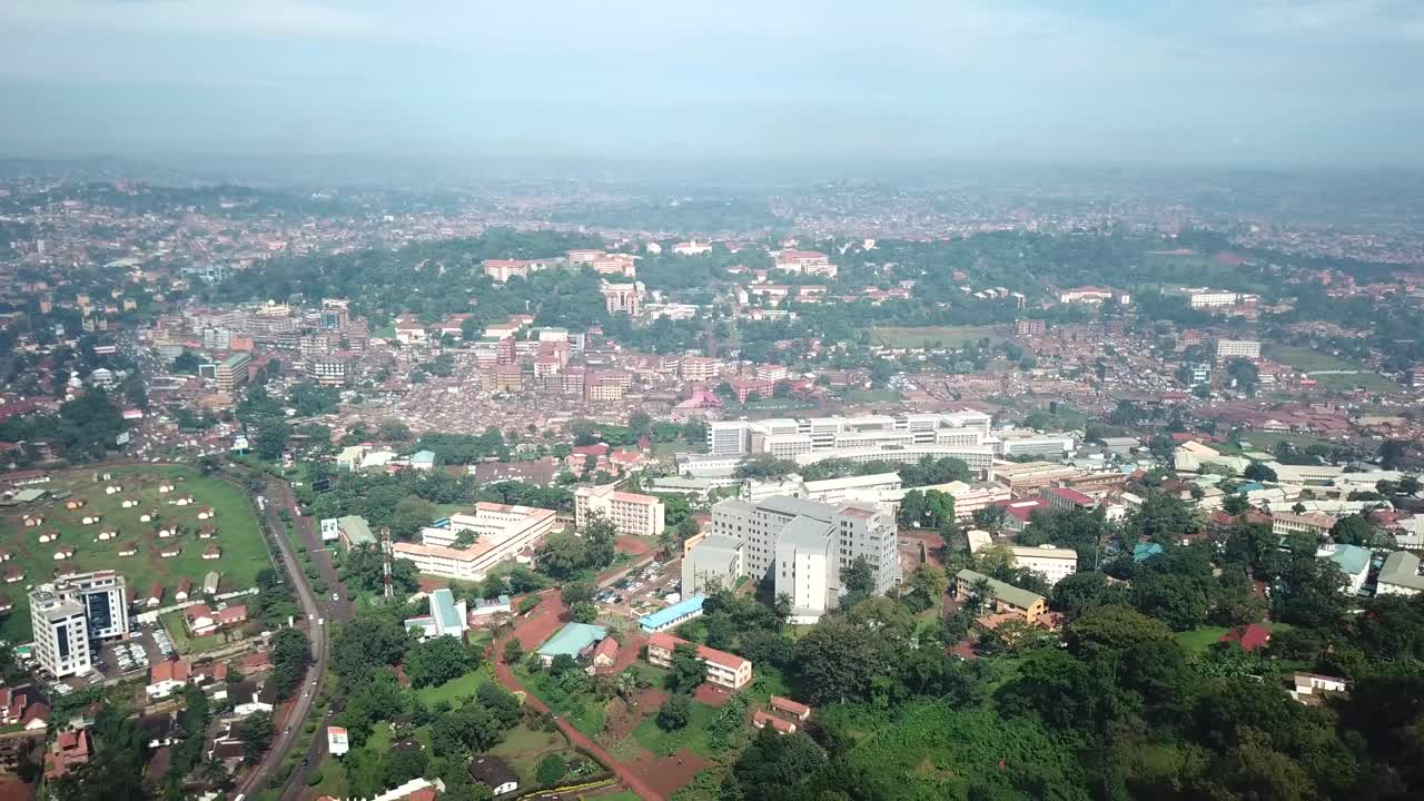 paisaje urbano aéreo de kampala de la capital de uganda, autopista y zona residencial y comercial desarrollada