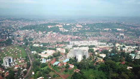 Paisaje-Urbano-Aéreo-De-Kampala-De-La-Capital-De-Uganda,-Autopista-Y-Zona-Residencial-Y-Comercial-Desarrollada