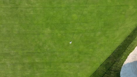 campo de golf con bandera en el agujero