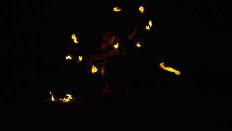 el rendimiento de los malabaristas de fuego
