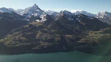 Amden-Weesen-Suiza-Montañas-Y-Sombras-En-Un-Bonito-Y-Soleado-Atardecer