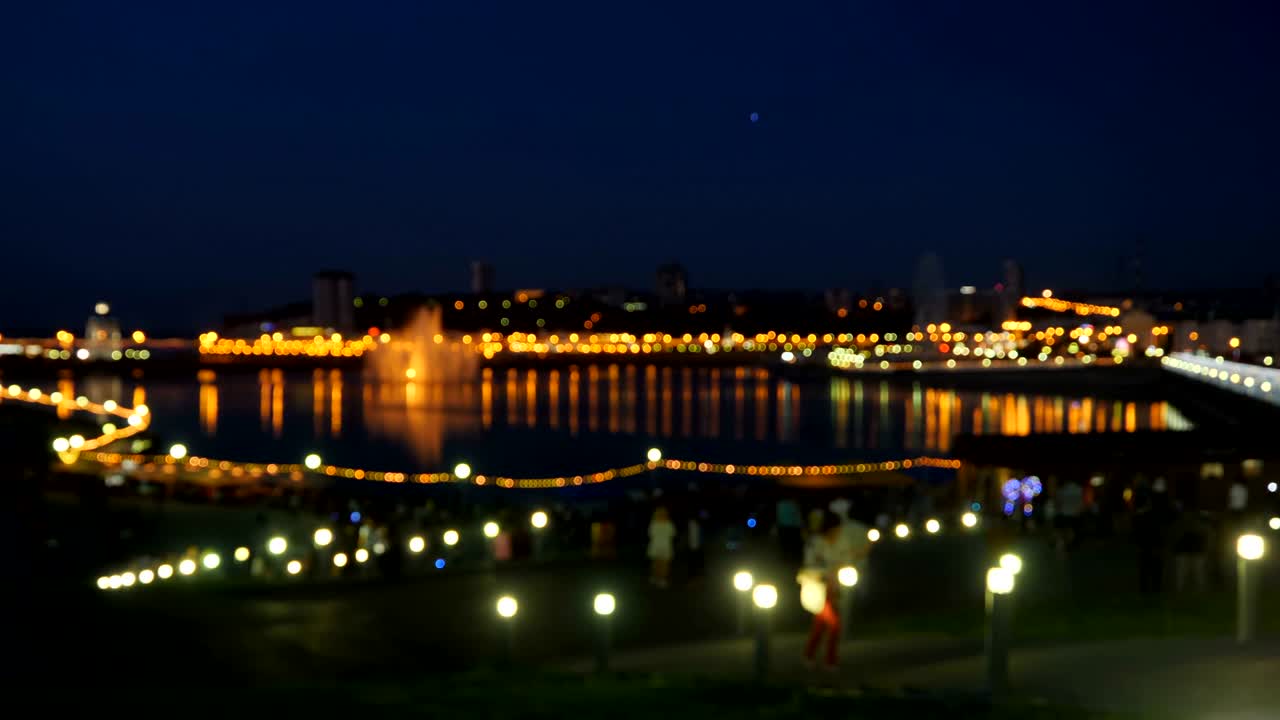 красочный боке. размытый темный фон моста люди ночью.